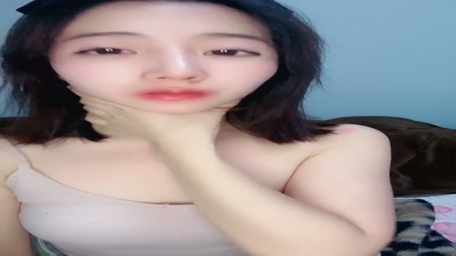 一見無邪気で眼鏡をかけた隣に住む年配の女性（猫のような癖がある）が、意外にも誘惑的で、陰部を露わにし、自慰行為をし、挑発…