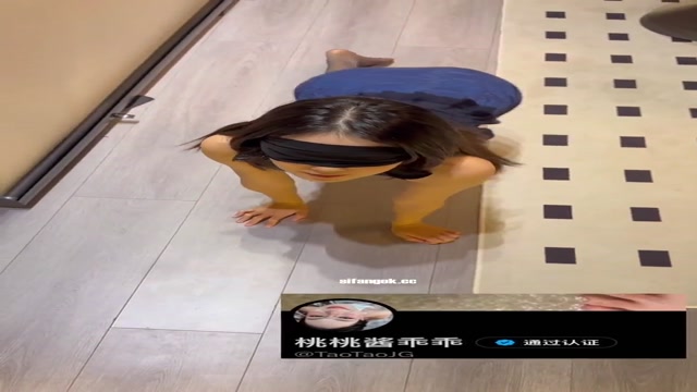 Twitter の痴女ピーチが自慰行為をしながら露出し、必死に膣を挿入して白い液体を放出します china (4)