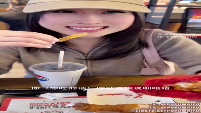 내 한국인 여친은 중국어도 잘하고 먹는 것도 복스럽게 잘하는데 화장실에서도 아주 끝내줘
