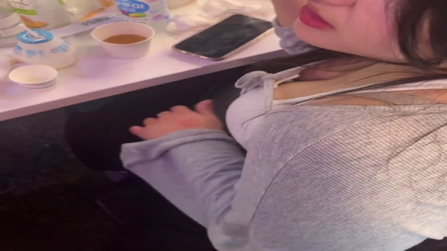 모임에서 만난 04년생 개씹폭유녀 꽐라만들어서    (2)