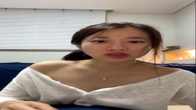 라방녀 실수로 꼭지노출    (1)