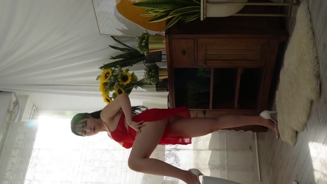 팬티까지 오픈한 성인잡지 모델